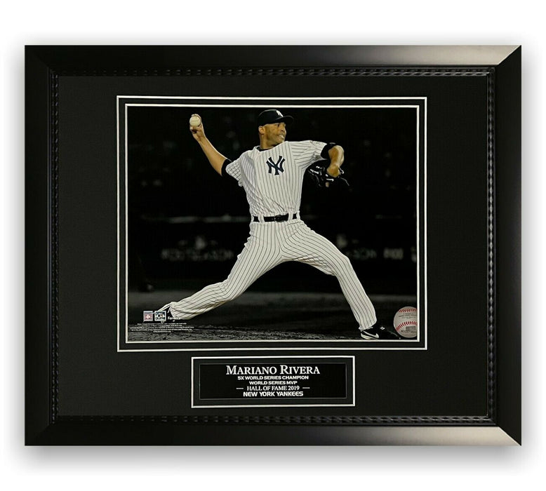 Mariano Rivera Unsigned Photo Framed to 11x14